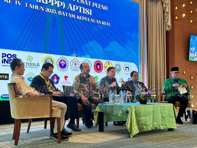 Prof. Dr. Ir. H. Eddy Soeryanto Soegoto, MT., Rektor Universitas Komputer Indonesia (UNIKOM) yang juga menjabat sebagai Ketua APTISI Jawa Barat, menjadi salah satu narasumber utama dalam Seminar dan Dialog Nasional yang digelar dalam rangka Rapat Pengurus Pusat Pleno (RPPP) ke-4 Asosiasi Perguruan Tinggi Swasta Indonesia (APTISI). Acara ini berlangsung di Nagoya Hill Hotel, Batam, pada 15-16 Februari 2025.Dalam paparannya, Prof. Eddy meneka