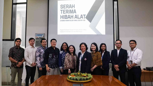 Fakultas Ilmu Kesehatan (FIKES), khususnya Program Studi (Prodi) Teknologi Laboratorium Medis (TLM), menerima hibah berupa alat Hematologi Analyzer XP-100 dari PT Sysmex Indonesia dan PT Saba Indomedika. Acara serah terima hibah ini berlangsung pada 26 Februari 2025 di Gedung Fakultas Kedokteran (FK) UPH, Karawaci, Tangerang.