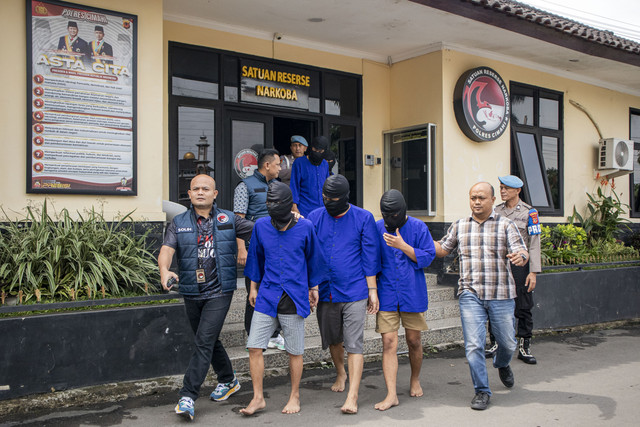 Polisi menggiring sejumlah tersangka saat pengungkapan kasus penyalahgunaan narkotika jenis sabu di Polres Cimahi, Kota Cimahi, Jawa Barat, Jumat (7/3/2025). Foto: Abdan Syakura/ANTARA FOTO