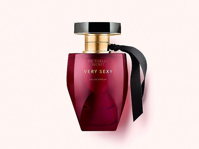 Rekomendasi parfum Victoria Secret. Foto adalah Victoria's Secret Very Sexy Eau de Parfum. Sumber: victoriassecretbeauty.co.id.