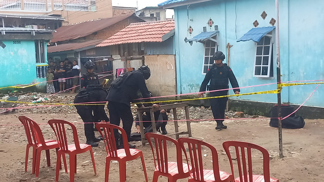 Tim Penjinak Bahan Peledak saat mengevakuasi benda yang diduga bom. Foto : Istimewa