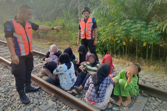 Fenomena ngabuburit di Jalur Kereta Api di Sumut.  Foto: Dok. Istimewa