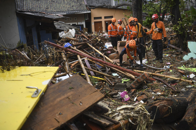 Personel Basarnas melakukan upaya pencarian korban hilang yang rumahnya hancur akibat terjangan banjir bandang di Pelabuhanratu, Sukabumi, Jawa Barat, Jumat (7/3/2025). Foto: Akbar Nugroho Gumay/ANTARA FOTO