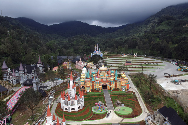 Foto udara objek wisata Hibisc Fantasy Puncak sebelum ditertibkan secara menyeluruh di Puncak Bogor, Jawa Barat, Jumat (7/3/2025). Foto: Yulius Satria Wijaya/ANTARA FOTO