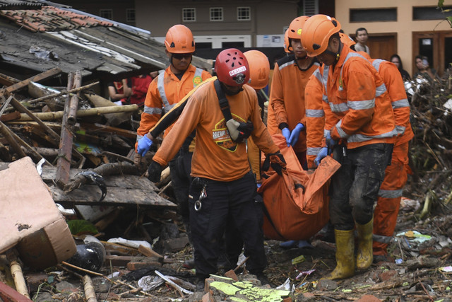 Personel Basarnas mengevakuasi korban meninggal akibat terjangan banjir bandang di Pelabuhanratu, Sukabumi, Jawa Barat, Jumat (7/3/2025). Foto: Akbar Nugroho Gumay/ANTARA FOTO