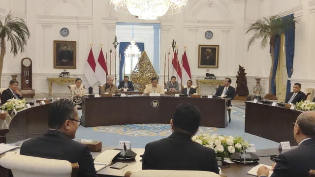 Presiden Prabowo Subianto bersama dengan Konglomerat AS Ray Dalio dan jajaran konglomerat RI di Istana Merdeka, Jakarta Pusat, Jumat (7/3/2025). Foto: Zamachsyari/kumparan