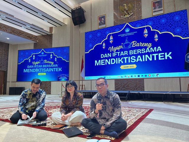 Mendiktisaintek Brian Yuliarto (kanan) dalam Acara Ngopi Bareng dan Iftar Bersama Kemendiktisaintek, di Gedung Kemendiktisaintek, Jakarta Pusat, Jumat (7/3). Foto: Alya Zahra/kumparan 