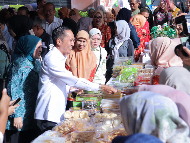 Wali Kota Palembang, Ratu Dewa, saat membuka Bazar Ramadan. (ist)