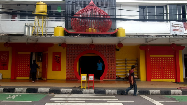 Suasana di dalam Masjid Lautze 2, yang berlokasi diJalan Tamblong nomor 25-31, Kecamatan Sumur Kota Bandung, Jumat (7/3). Foto: Robby Bouceu/kumparan