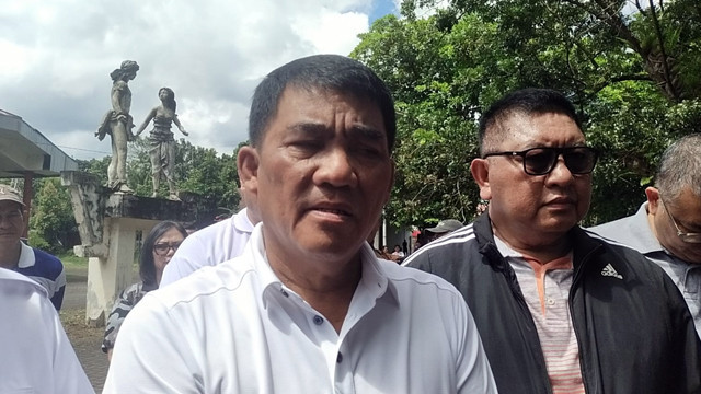 Gubernur Sulawesi Utara, Yulius Selvanus, usai melakukan tinjauan langsung ke GOR KONI di Manado, Jumat (7/3).