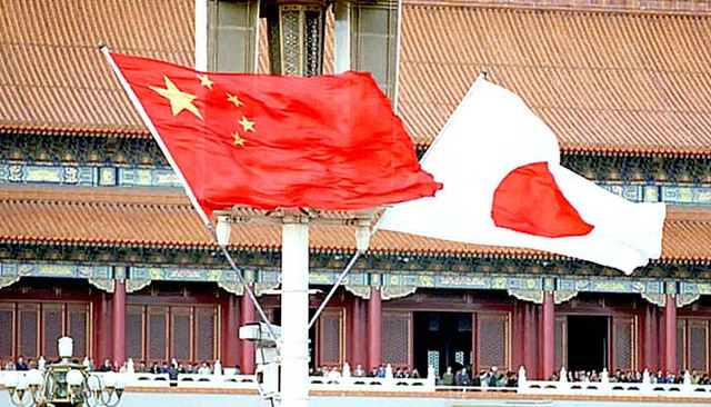 Bendera Jepang dan Tiongkok yang dikibarkan pada peringatan 50 tahun kerja sama kedua negara. Sumber: shutterstock