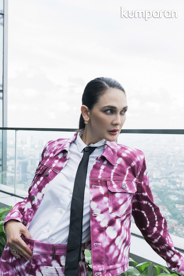 Luna Maya untuk Role Model kumparanWOMAN. Fashion Stylist: Anantama Putra, MUA: Ranggi, Hairdo: Elyas, Wardrobe: Wilsen Willim & Dior. Foto: Dok. Panji Indra