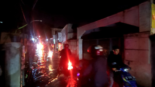 Banjir masih menggenang di Jalan Kebon Gedang, Kecamatan Batununggal, Bandung, hingga Jumat (7/3) malam. Foto: Robby Bouceu/kumparan