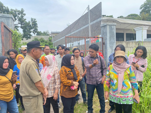 Perwakilan pemerintah Kota Bandar Lampung bersama LBH Bandar Lampung dan warga Durian Payung untuk meninjau lokasi penutupan jalan | Foto : Ist