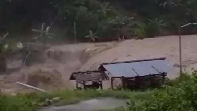 Banjir bandang di Kecamatan Gondang, Kabupaten Bojonegoro, Jawa Timur. Jumat (07/03/2025). (Aset: Istimewa)