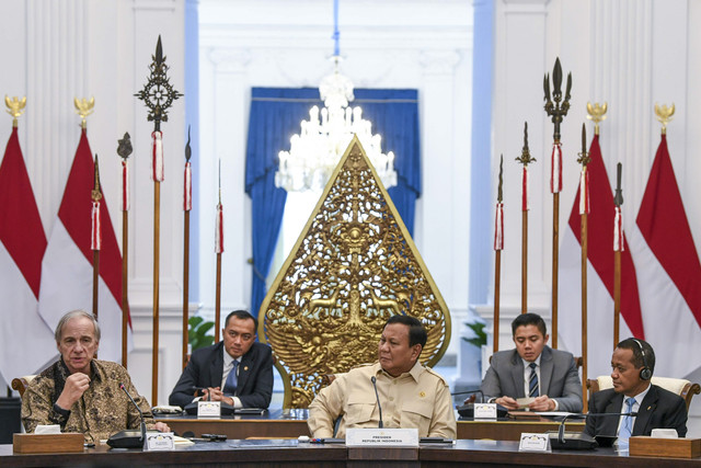 Presiden Prabowo Subianto bersama Menteri ESDM Bahlil Lahadalia, Mensesneg Prasetyo Hadi dan Investor asal Amerika Serikat (AS) Ray Dalio menggelar pertemuan dengan pengusaha di Istana Merdeka, Jakarta, Jumat (7/3/2025). Foto: Galih Pradipta/ANTARA FOTO