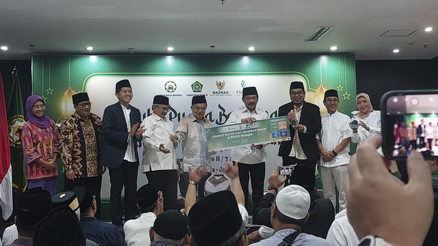 Enesis Group (brand Kispray) luncurkan kolaborasi dengan DMI dan BAZNAS dalam program mewangikan 1000 masjid, Jumat (7/3/2035) di Kantor DMI Pusat, Jakarta.  Foto: Nabila Ulfa Jayanti/kumparan