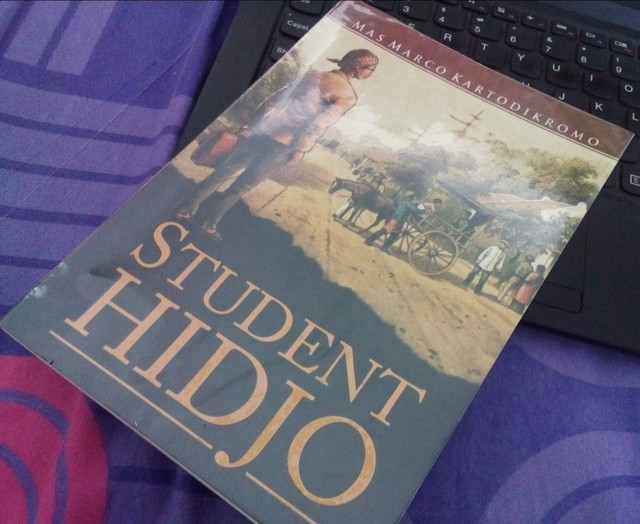 Foto pribadi novel Student Hidjo karya Mas Marco Kartodikromo, menggambarkan kritik pendidikan kolonial dan perjuangan identitas pemuda pribumi.