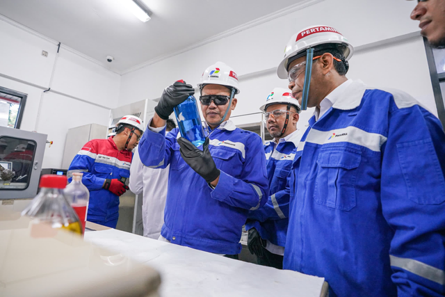 Badan Perlindungan Konsumen Nasional (BPKN) melakukan peninjauan di Integrated Terminal Jakarta Plumpang, Jumat (7/3). Foto: Dok. Pertamina