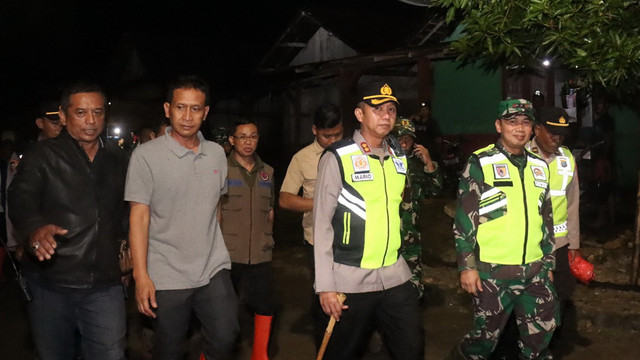 Bupati Setyo Wahono, bersama Kapolres AKBP Mario Prahatinto, dan Dandim Letkol Czi Arief Rochman Hakim, saat kunjungi lokasi terdampak banjir bandang di Kecamatan Gondang. Sabtu dini hari (08/03/2025). (Aset: Istimewa)