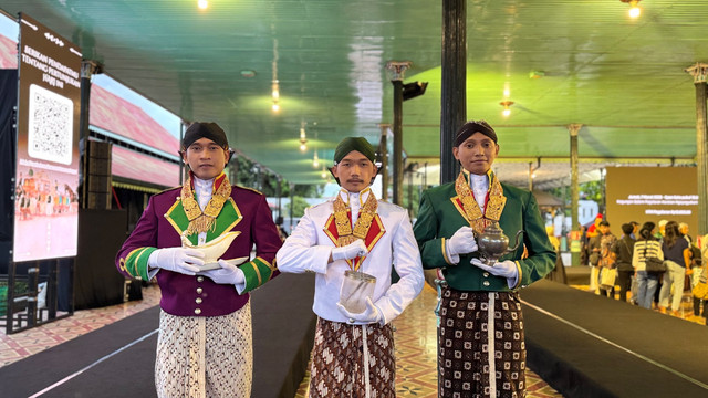 Peragaan busana abdi dalem Keraton Yogyakarta dalam rangka pembukaan pameran temporer ‘Hamong Nagari: Aparatur Nagari Yogyakarta’, Jumat (7/3). Foto: Arif UT/Pandangan Jogja