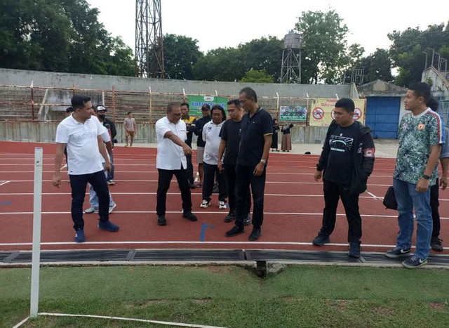 Chief Operating Officer (COO) Bhayangkara Presisi FC, Kombes Sumardji saat meninjau Stadion Sumpah Pemuda, PKOR, Bandar Lampung. | Foto: Istimewa