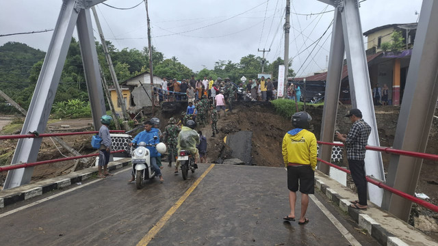 Kondisi jembatan Cidadap atau yang dikenal dengan nama jembatan Bojongkopo yang amblas akibat diterjang luapan Sungai Cidadap, Kamis (6/3) malam. Foto: Dok. kumparan