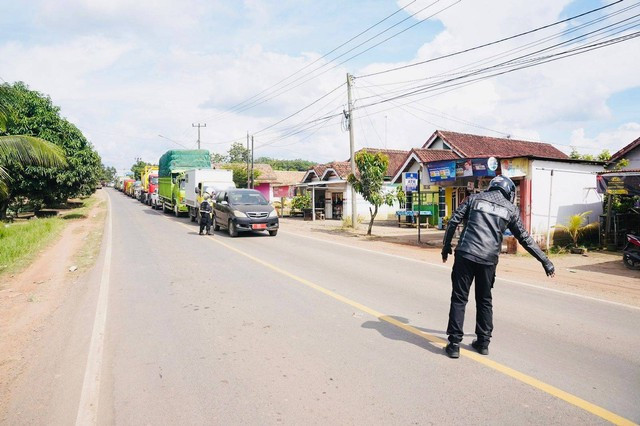 Petugas polisi saat mengatur lalu lintas di jalur Lintas Sumatera di Sumsel. (ist)