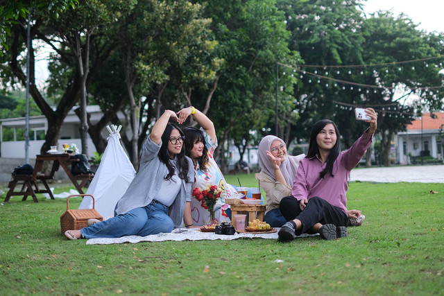 Ngabuburit asik di Pantai Kenjeran Surabaya. Foto: Diskominfo Surabaya 