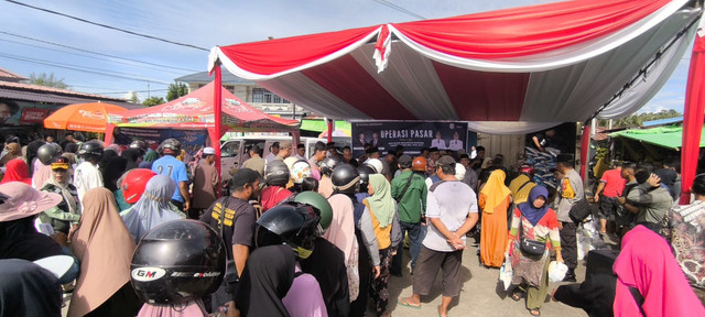 Masyarakat Mempawah memadati lokasi pasar murah yang digelar Pemprov Kalbar. Foto: M. Zain/Hi!Pontianak