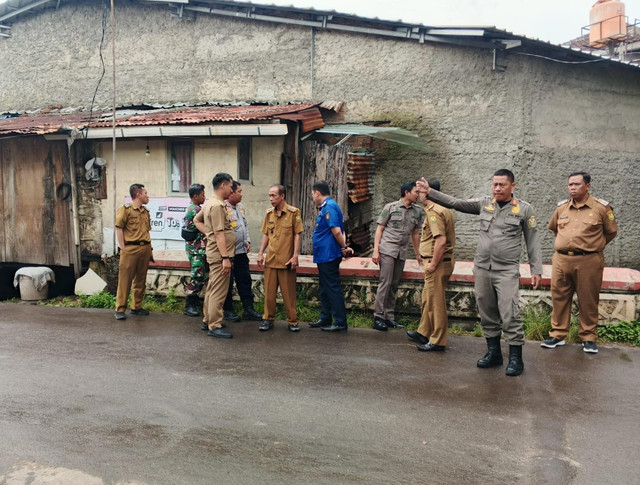 Satgas Penertiban Bangunan Kota Bandar Lampung, saat sedang melakukan penyisiran yang berdiri diatas aliran air | Foto : Ist