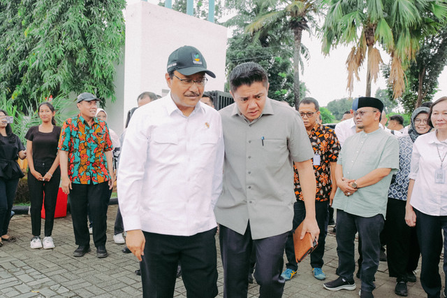 Sekretaris Kabinet (Seskab) Teddy Indra Wijaya bersama Menteri Sosial Saifullah Yusuf (Gus Ipul) meninjau rencana lokasi Sekolah Rakyat yang ada di Sentra Terpadu Pangudi Luhur (STPL) Bekasi, Jawa Barat, Sabtu (8/3/2025), siang. Foto: Dok Kemensos