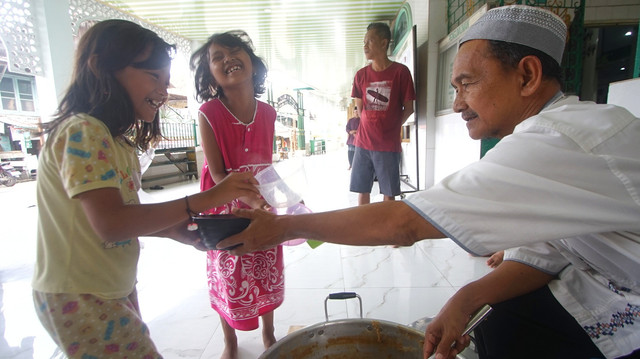 Anak-anak yang menunggu tradisi pembagian bubur ramadan khas Masjid Suro, Sabtu (8/3) Foto: ary/urban id