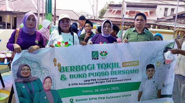 Pengurus DPW PKB Sulawesi Utara bersama Perempuan Bangsa berbagi makanan berbuka puasa (Takjil) untuk masyarakat di Kota Manado, Sabtu (8/3).