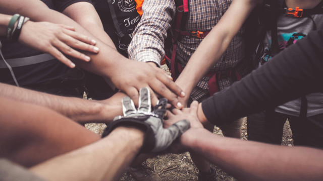 Foto oleh Dio Hasbi Saniskoro: https://www.pexels.com/id-id/foto/orang-orang-yang-melakukan-sorakan-tangan-kelompok-3280130/