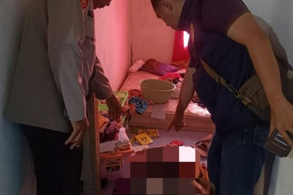 Polisi saat melakukan olah TKP pembunuhan di Lempuing OKI. Foto : Dok. Polsek Lempuing