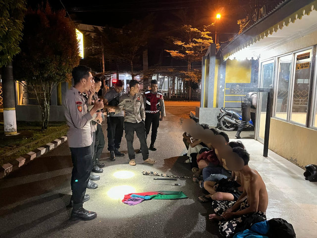 Polisi mengamankan 7 pelajar yang terlibat tawuran. Foto: Dok. Polres Mempawah