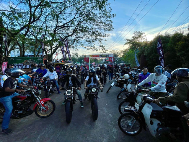 Ratusan bikers mengikuti ngabuburide Weekend Berkendara yang dimulai dari Museum Kalbar hingga finish di Kopi Kelililing Sentosa di Jalan Sutoyo, Pontianak, Sabtu 8 Maret 2025. Foto: Rabiansyah/Hi!Pontianak.