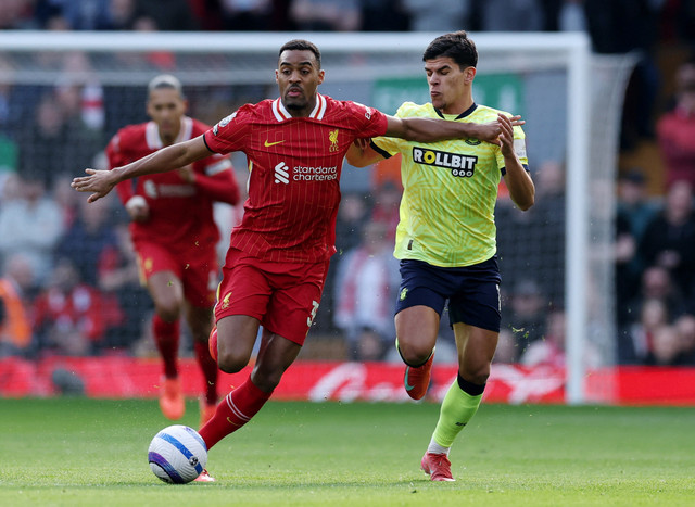 Gravenberch dari Liverpool berusaha mempertahankan bola dari penjagaan Mateus Fernandes dari Southampton di Liga Primer saat Liverpool melawan Southampton di Anfield, Liverpool, Inggris,8 Maret 2025. Foto: REUTERS/Phil Noble