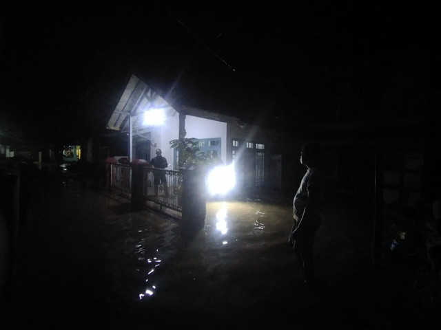 Banjir merendam ratusan rumah di Kampung Ciharashas, Desa Sirnagalih, Kecamatan Cilaku, Kabupaten Cianjur, Jawa Barat, Sabtu (8/3) malam.

 Foto: Tim kumparan