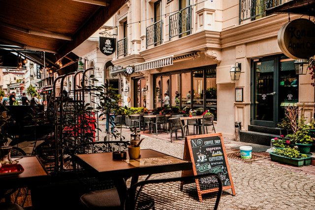 cafe untuk bukber di Bintaro.  Foto hanya ilustrasi, bukan tempat sebenarnya. Sumber: Unsplash/tony lee