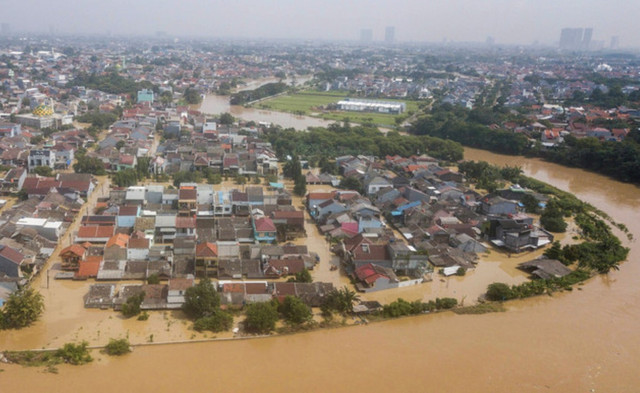 Foto udara luapan air sungai yang merendam perumahan Kemang IFI, Jatirasa, Bekasi, Jawa Barat, Selasa (4/3/2025). Foto: Fakhri Hermansyah/ANTARA FOTO