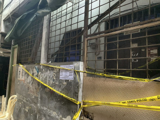 Suasana lokasi rumah ditemukannya mayat ibu dan anak dalam toren di Jalan Angke Barat, Tambora, Jakarta Barat pada Minggu (9/3/2025). Foto: Luthfi Humam/kumparan