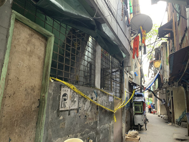 Suasana lokasi rumah ditemukannya mayat ibu dan anak dalam toren di Jalan Angke Barat, Tambora, Jakarta Barat pada Minggu (9/3/2025). Foto: Luthfi Humam/kumparan