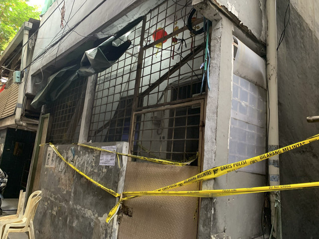 Suasana lokasi rumah ditemukannya mayat ibu dan anak dalam toren di Jalan Angke Barat, Tambora, Jakarta Barat pada Minggu (9/3/2025). Foto: Luthfi Humam/kumparan