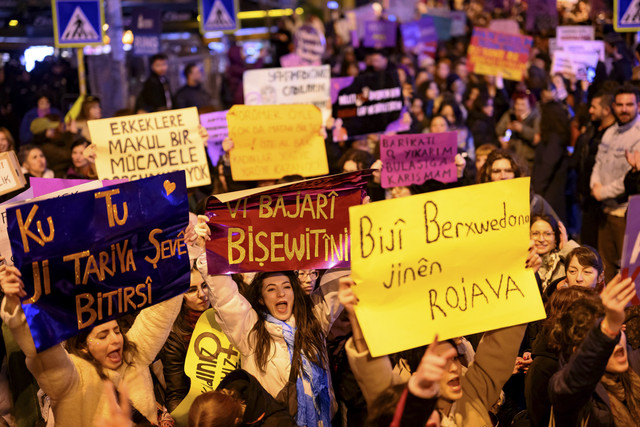 Para perempuan memegang spanduk dalam sebuah pawai untuk memperingati Hari Hak Asasi Perempuan Internasional di dekat Taksim Square, di Istanbul, Sabtu (8/3/2025). Foto: Yasin Akgul/AFP