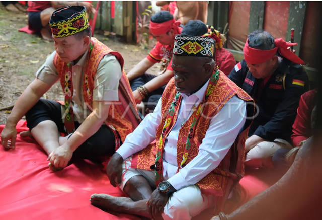 MenHAM saat menjalani ritual adat Dayak di Keramat Patih Patinggi. Foto: Dok. Kiky Wuysang/ANTARA