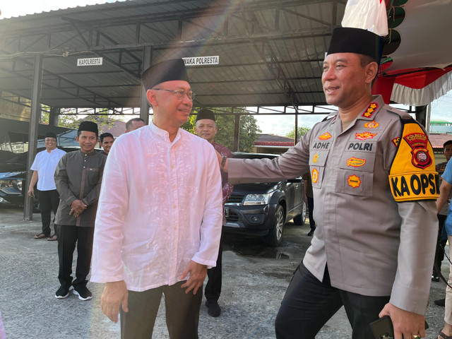 Wali Kota Pontianak, Edi Rusdi Kamtono dan Kapolresta, Kombes Pol Adhe Hariadi saat akan berbuka puasa bersama. Foto: Dok. Prokopim Pemkot Pontianak