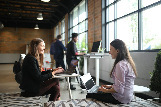 Pertanyaan untuk One on One Meeting. Foto hanya ilustrasi, bukan tempat sebenarnya. Sumber: unsplash.com/The Standing Desk.