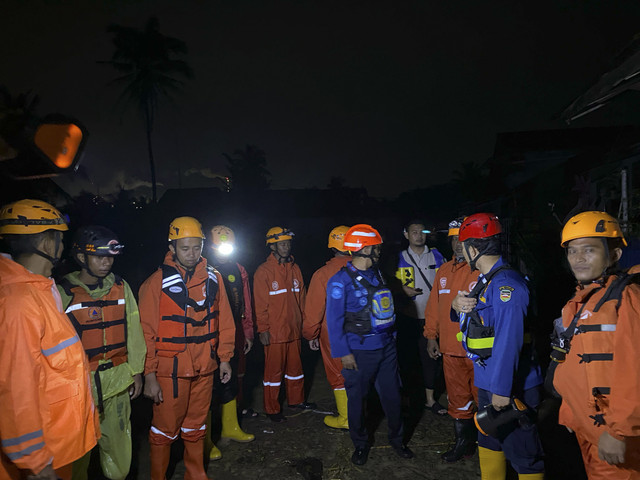 Tim Gabungan lakukan evakuasi warga terdampak banjir di Desa Cikaobandung, Kecamatan Jatiluhur, Kabupaten Purwakarta, Jawa Barat pada Sabtu (8/3/2025). Foto: Dok. BPBD Kabupaten Purwakarta